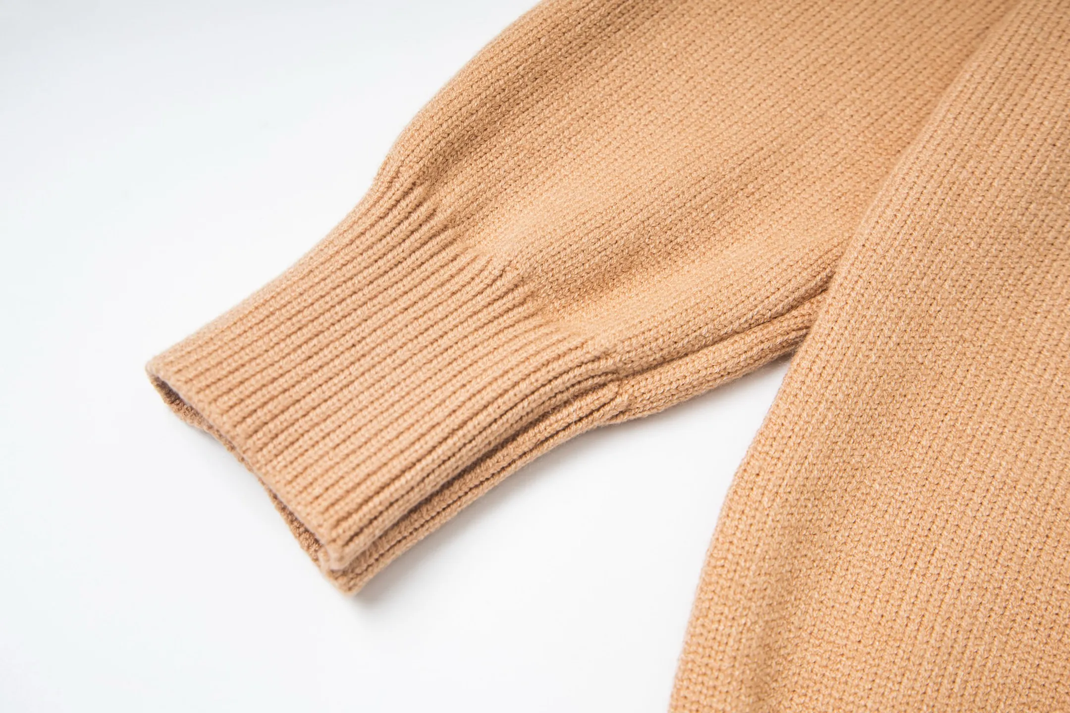 P230 Style number: Y258 Ralph Lauren POLO twist button open-chest sweater is a limited edition every year. There won’t be many styles in the store! Ralph Lauren men's half-button sweater. The shape is really nice. It can be worn alone or as a coat. It can be worn outside the inner layer. It is versatile and looks good. Tag, hanging grain, washable, packaging bag, full set of accessories. The appearance is quite high. The workmanship is super exquisite. Color: navy, gray, apricot, navy. Size: S M L XL